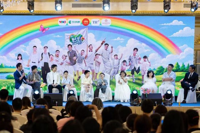 Ba cặp bố con chính gồm ca sĩ, nhạc sĩ Huy R và bé Đậu (6 tuổi); diễn viên Phương Nam và bé Nguyên Ốc (5 tuổi); MC Thành Trung cùng cặp sinh đôi Goku và Daino (7 tuổi) tại sự kiện ra mắt chương trình truyền hình thực tế “Bố ơi mình đi đâu thế?” mùa 6.