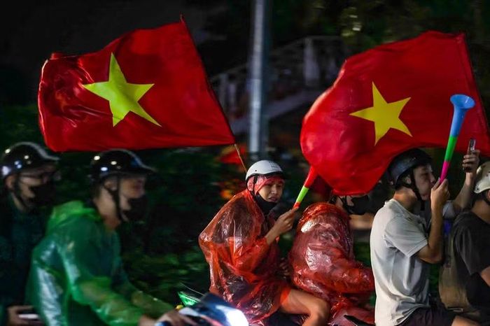 Tiếng kèn vuvuzela hòa cùng tiếng reo hò; người cầm lái, người giữ cờ tạo nên nhịp điệu quen thuộc trên các ngả đường Thủ đô.