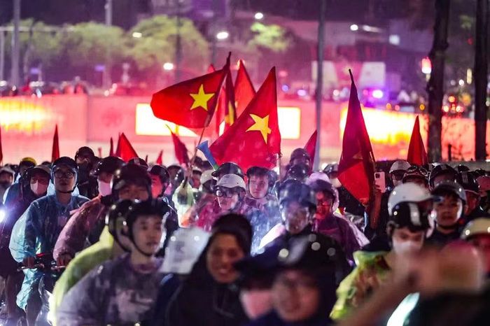 Cờ đỏ sao vàng giương cao, rực sáng phía cửa hầm chui; từng dòng xe kiên nhẫn nhích từng mét trong niềm hân hoan.