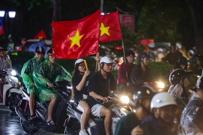 Những chiếc xe máy song hành giữa lòng đường trơn trượt; nụ cười rạng rỡ của các bạn trẻ thắp sáng cả góc phố đêm.