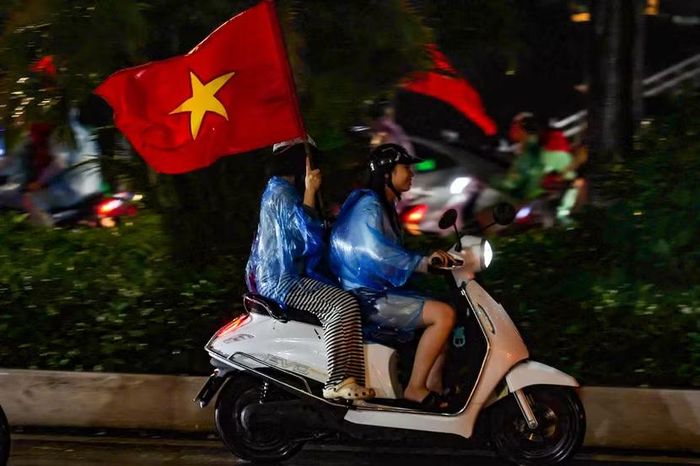Những hình ảnh cuồng nhiệt chỉ có ở Việt Nam. Đa số đều chấp hành nghiêm các quy định về an toàn giao thông