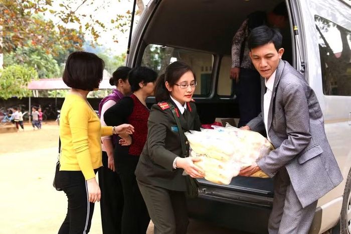 Phóng viên An ninh Thủ đô trong một chuyến trao quà tặng học sinh nghèo tại Thanh Hóa