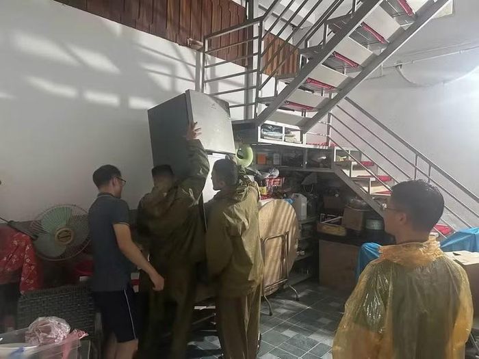 Lực lượng tại chỗ giúp dân di dời tài sản đến nơi an toàn