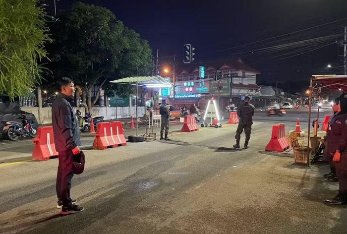 Phó Thống đốc tỉnh Narathiwat, ông Wichan Chaisetthsamphan thị sát các chốt an ninh tại huyện Muang sau hàng loạt vụ đánh bom và đốt phá vào đêm 22-8-2026