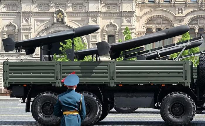 Sự thay đổi này diễn ra sau khi Nga đã sử dụng UAV với quy mô rất lớn. Máy bay không người lái tấn công có ưu thế về chi phí và khả năng sản xuất số lượng lớn.
