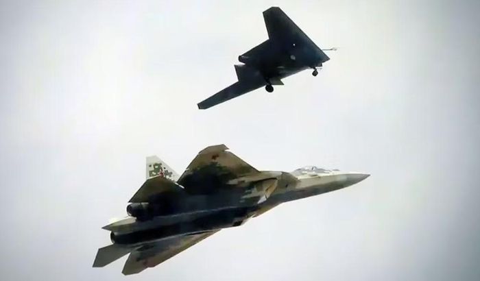 Một hướng được Nga theo đuổi là kết hợp tiêm kích có người lái với UAV. Ý tưởng không hoàn toàn mới, nhưng Su-57 được xem là một trong những nền tảng phù hợp để đảm nhiệm vai trò này nhờ khả năng hoạt động trong môi trường có mức độ đe dọa cao.