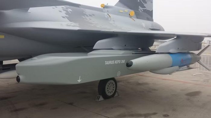 Bên cạnh đó cần nói thêm đến việc vào đầu thập niên 2000, một trong những tiêm kích Gripen đã tham gia vào chương trình phát triển tên lửa Taurus khi được dùng làm nền tảng thử nghiệm.