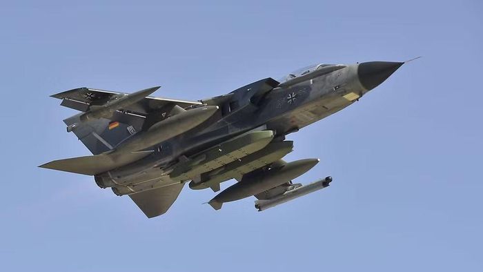 Một biến thể khác là Taurus T được điều chỉnh để phóng từ máy bay vận tải C-130 và A400M. Năm 2024, nhà sản xuất đã giới thiệu Taurus Neo với hệ thống dẫn đường nâng cấp và tầm bay nối dài.