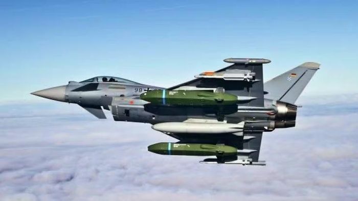 Các loại máy bay chiến đấu mang tên lửa Taurus ở châu Âu là Tornado, Eurofighter và F/A-18 Hornet, sắp tới sẽ có thêm JAS 39 Gripen gia nhập danh sách này.