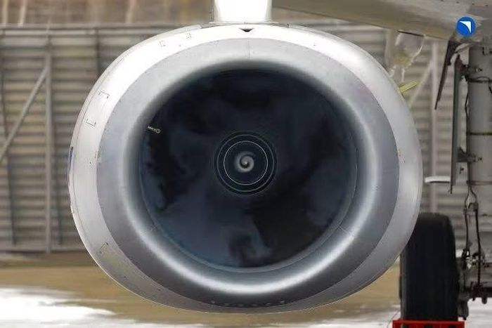 Tuy nhiên việc chỉ đơn giản kéo dài thân máy bay SJ-100 sẽ không giải quyết được vấn đề, thao tác như vậy sẽ làm tăng trọng lượng cất cánh tối đa, đòi hỏi một cặp cánh nâng hoàn toàn mới và quan trọng nhất là động cơ mạnh mẽ hơn, có lực đẩy trong khoảng 10 - 11 tấn.