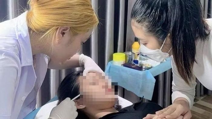 Hình ảnh ghi lại cảnh nhân viên không có chứng chỉ y tế đang chuẩn bị dụng cụ phẫu thuật sơ sài ngay tại phòng khám không phép