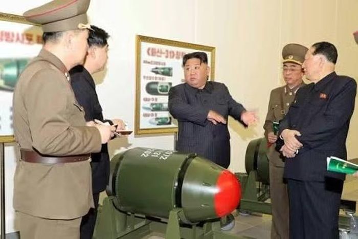 Theo truyền thống, Hàn Quốc tránh công khai các ước tính chi tiết về kho vũ khí hạt nhân của Triều Tiên và không chính thức công nhận Bình Nhưỡng là một cường quốc nguyên tử, như một phần trong chính sách lâu dài nhằm phi hạt nhân hóa của nước này.