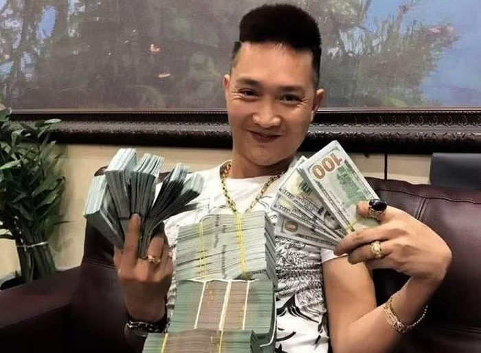 Clip "viral" cũng là con dao hai lưỡi. Và đằng sau những sự nổi tiếng ấy nếu đi kèm với hành vi phạm pháp thì cuối cùng cũng có ngày "xuống sóng" khi cơ quan Công an vào cuộc