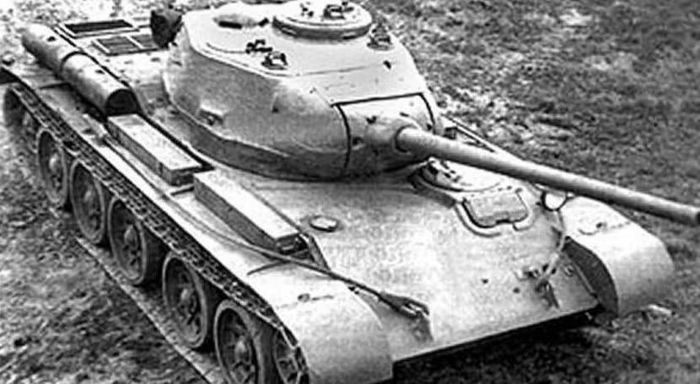 Câu trả lời nằm ở chính chiến tranh. T-34 đã được sản xuất với số lượng khổng lồ, hệ thống nhà máy và dây chuyền chế tạo đã được tổ chức ổn định. Việc chuyển sang một thiết kế mới sẽ làm gián đoạn sản xuất đúng thời điểm Hồng quân đang cần số lượng xe tăng rất lớn.