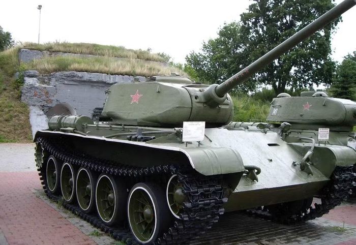 T-44 vì vậy có thể được xem là mắt xích bị che khuất giữa T-34 và T-54. Nó không trở thành biểu tượng trên chiến trường, nhưng lại đóng vai trò quan trọng trong quá trình Liên Xô chuyển từ một thiết kế thời chiến sang thế hệ xe tăng chủ lực thời hậu chiến.