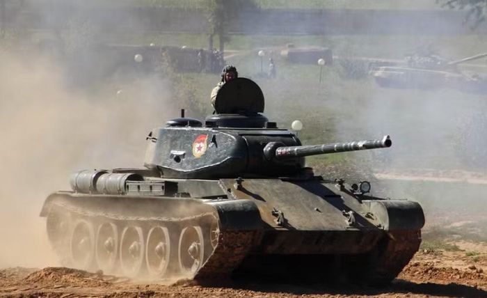 Vậy tại sao Liên Xô không lập tức đưa T-44 thay thế T-34 trên quy mô lớn?