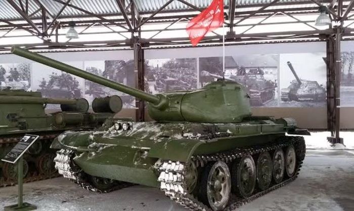 T-44 có khối lượng khoảng 32 tấn, nhẹ hơn nhiều xe tăng hạng trung phát triển cùng thời, trong khi lớp giáp phía trước được tăng cường.