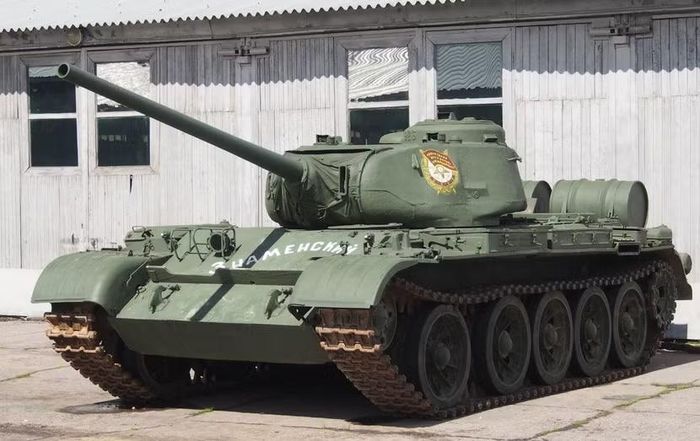 Những kinh nghiệm từ T-44 đã được tiếp tục phát triển trên xe tăng chủ lực T-54, mẫu xe sau đó trở thành một trong những thiết kế xe tăng thành công nhất của Liên Xô.