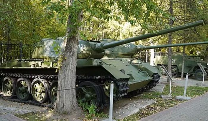 Điểm đáng chú ý của T-44 nằm ở cách bố trí tổng thể. Nhà thiết kế Liên Xô chuyển động cơ diesel V-2 về phía sau theo cách tối ưu hơn, giúp khoang chiến đấu rộng hơn và cho phép giảm chiều cao thân xe.