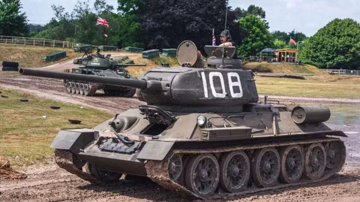 T-44 cũng được trang bị pháo 85 mm, tương tự phiên bản T-34-85. Tuy nhiên, lợi thế lớn của nó không nằm ở việc tạo ra một bước nhảy vọt về hỏa lực, mà ở thiết kế thân xe và khả năng bảo vệ kíp lái.