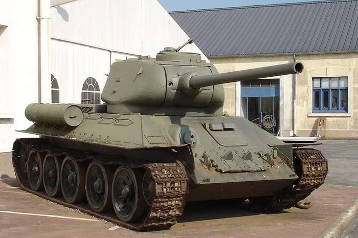 Được phát triển từ năm 1943-1944, T-44 hướng tới việc khắc phục những điểm yếu của T-34, đồng thời tạo nền tảng cho thế hệ xe tăng Liên Xô sau chiến tranh.