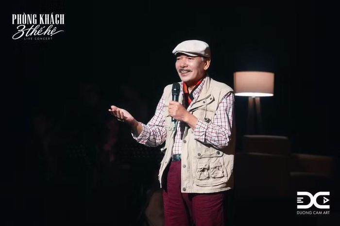 Nhạc sĩ Trần Tiến trong đêm diễn “Phòng khách 3 thế hệ” số thứ 2 tại Nhà hát Hồ Gươm