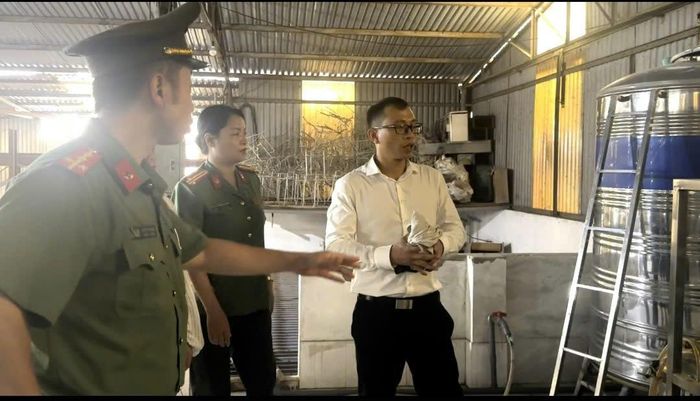 Cán bộ Phòng An ninh kinh tế - CATP Hà Nội tiến hành kiểm tra đột xuất cơ sở kinh doanh nước đóng bình