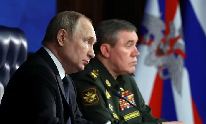 Ông Putin đồng thời khẳng định Nga vẫn sẵn sàng đàm phán hòa bình, nhưng cho rằng các cuộc thương lượng phải dựa trên tình hình thực tế tại chiến trường, thay vì "những đề xuất kỳ quặc mà Ukraine đưa ra thông qua các bên trung gian".