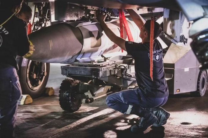 Nhưng nhìn chung, quyết định về việc tự phát triển vũ khí được Israel xem là một sự thay đổi cơ bản trong lập trường của họ, bài báo dẫn lời một quan chức cho biết "trước đây việc nhận các loại vũ khí này từ Mỹ rất thuận tiện, nhưng hoàn cảnh đã thay đổi."