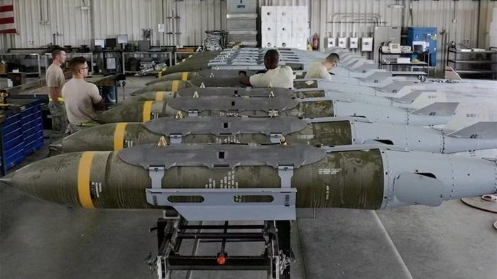 Quyết định phát triển loại vũ khí này được Tel Aviv đưa ra sau khi Israel phải đối mặt với việc Mỹ từ chối cung cấp một phần đạn dược nhất định vào tháng 5/2024, do Lực lượng Phòng vệ Israel (IDF) đã sử dụng chúng quá mức trong chiến dịch ở Dải Gaza.