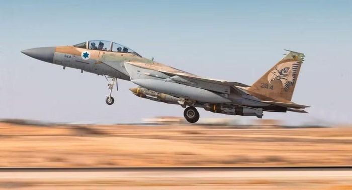 Tuy vậy ưu điểm chính của bom JDAM là chi phí khá phải chăng, tùy thuộc vào phiên bản và điều kiện giao hàng, dao động từ 25.000 đến 84.000 đô la, rẻ hơn so với Spice 2000 khá nhiều.