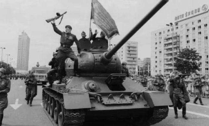 Điều đó tạo ra một nghịch lý. Một chiếc T-34 riêng lẻ không nhất thiết vượt trội mọi đối thủ Đức. Nhưng trên quy mô chiến trường, khả năng bổ sung nhanh những chiếc xe tăng mới cho các đơn vị đã chịu tổn thất tạo ra sức ép rất lớn.