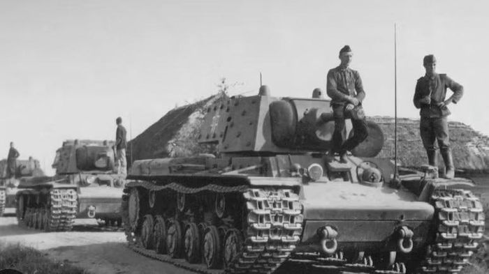 KV-1 thậm chí còn gây ấn tượng mạnh hơn về khả năng bảo vệ. Với lớp giáp rất dày, chiếc xe tăng hạng nặng này có thể chịu được nhiều phát bắn từ các loại pháo chống tăng mà quân Đức thường sử dụng ở thời điểm đó.