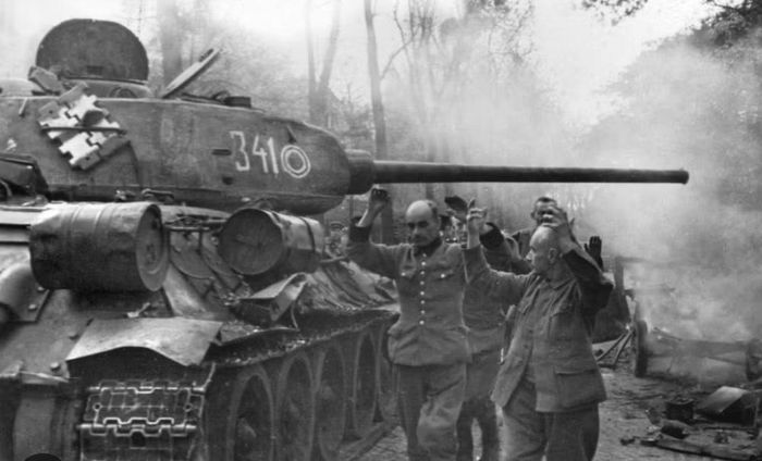 T-34 có hỏa lực đủ mạnh, lớp giáp có khả năng chống lại nhiều loại vũ khí chống tăng đương thời, đồng thời sở hữu khả năng cơ động phù hợp với chiến trường rộng lớn của Liên Xô.
