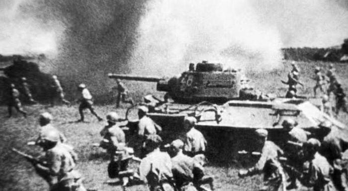 T-34 kết hợp được giáp nghiêng, hỏa lực mạnh và khả năng cơ động trong một nền tảng tương đối gọn. Sự xuất hiện của nó buộc Đức phải nghiêm túc tìm kiếm những vũ khí và xe tăng mới để đối phó.
