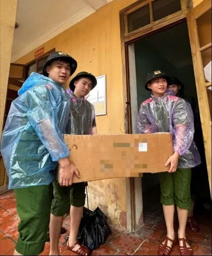 Cán bộ, chiến sĩ Phân trại tạm giam Thất Khê di chuyển quân tư trang, trang thiết bị nhằm hạn chế thiệt hại do ngập lụt
