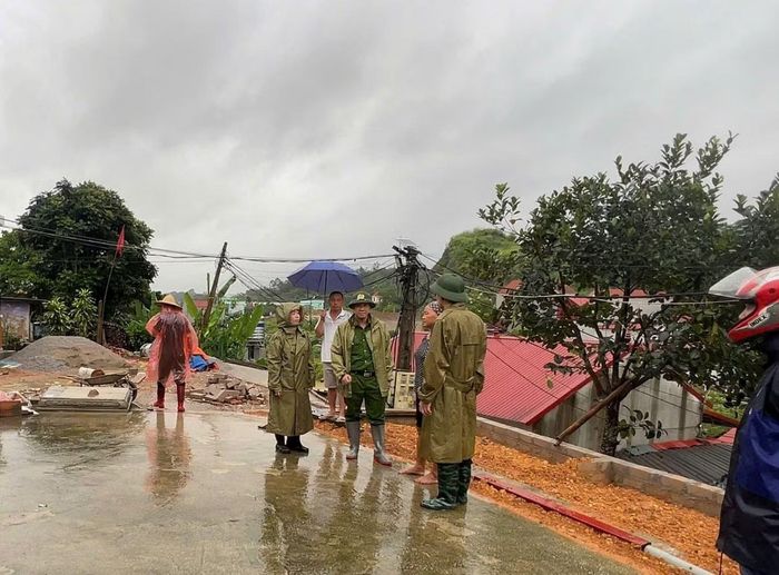 Công an phường Đông Kinh cùng các lực lượng kiểm tra tình hình ngập úng trên địa bàn