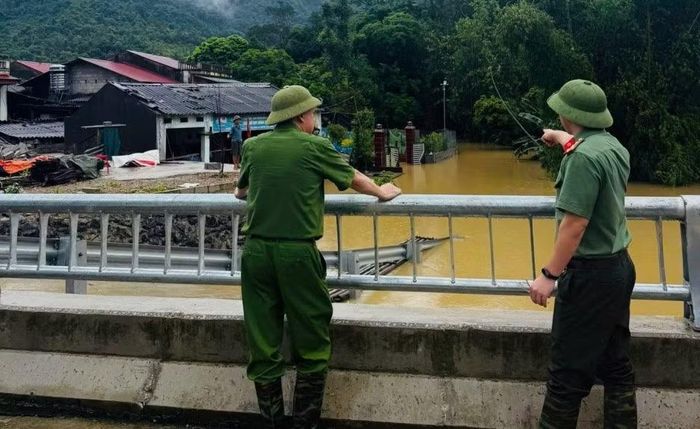 Công an xã Điềm He trực tiếp kiểm tra, nắm tình hình tại khu vực bị ngập trên địa bàn