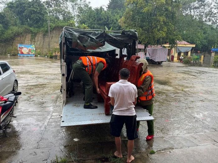 Cán bộ, chiến sĩ bám địa bàn, hỗ trợ người dân di rời tài sản trong mưa bão