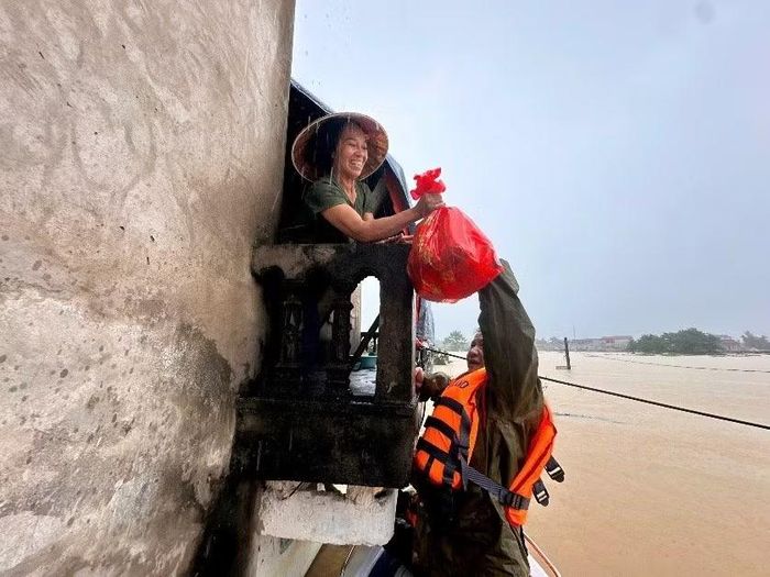 Cán bộ, chiến sĩ tiếp cận khu vực bị chia cắt để hỗ trợ người dân
