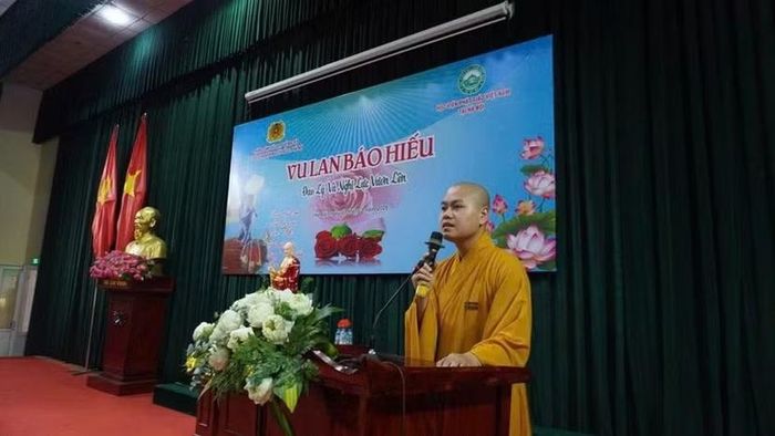 Đại đức Thích Thanh Thức, Chánh Văn phòng Học viện Phật giáo Việt Nam thuyết giảng tại chương trình.