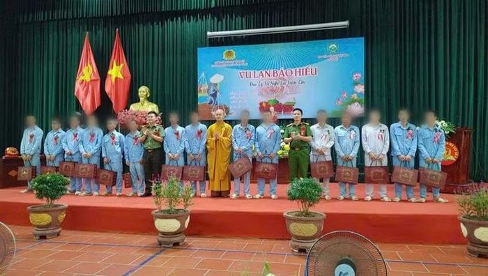 Đại diện Cơ sở Cai nghiện ma tuý số 2 TP Hà Nội cùng đại diện Phòng An ninh nội địa, đại diện Học viện Phật giáo Việt Nam trao quà cho các học viên có thành tích chấp hành quá trình cai nghiện tốt.