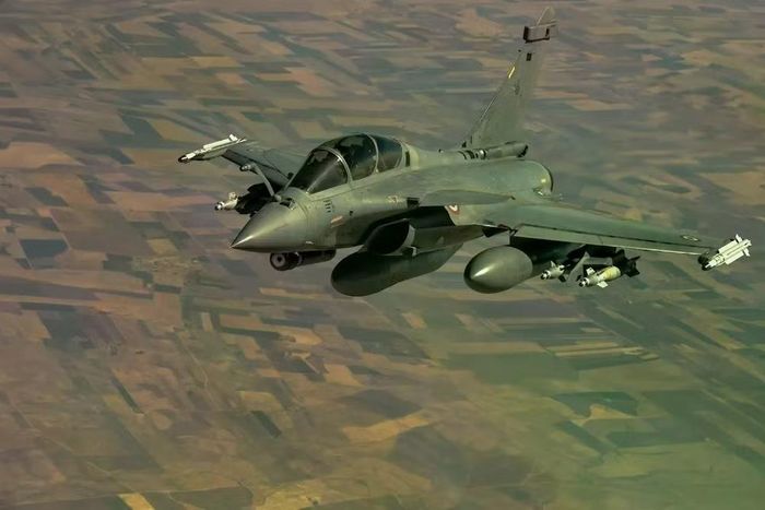 Văn bản này quy định việc mua 100 máy bay chiến đấu đa năng Rafale F4 cho nhu cầu của Không quân Ukraine đến năm 2035. Đồng thời các bên nhất trí về khả năng chuyển giao công nghệ và thành lập các cơ sở sản xuất chung trên lãnh thổ Ukraine.