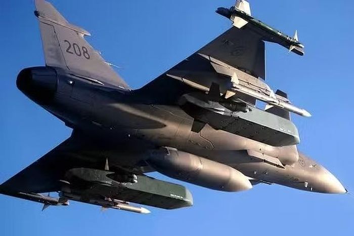 Ngoài ra vào tháng 11/2025, trong một cuộc gặp tại Căn cứ Không quân Velizy - Villacoublay, Tổng thống Ukraine Volodymyr Zelensky và người đồng cấp Pháp Emmanuel Macron đã ký một tuyên bố về ý định hợp tác quốc phòng.