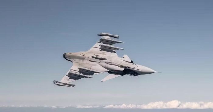 Tổng cộng Ukraine dự định mua từ 100 đến 150 chiếc tiêm kích JAS 39 Gripen E/F đời mới nhất. Ngoài việc mua máy bay, Kyiv và Stockholm đã nhất trí nội địa hóa sản xuất trên lãnh thổ Ukraine.