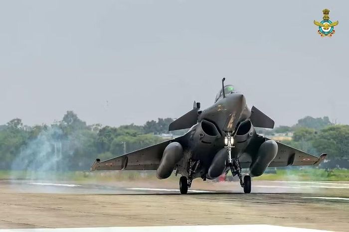 Tới ngày 13/7/2026, Pháp và Ukraine đã đạt thỏa thuận về việc bán lô tiêm kích Rafale đầu tiên gồm 16 chiếc và Kyiv dự kiến sẽ nhận được những chiến đấu cơ đầu tiên của Pháp vào khoảng năm 2028 - 2029.
