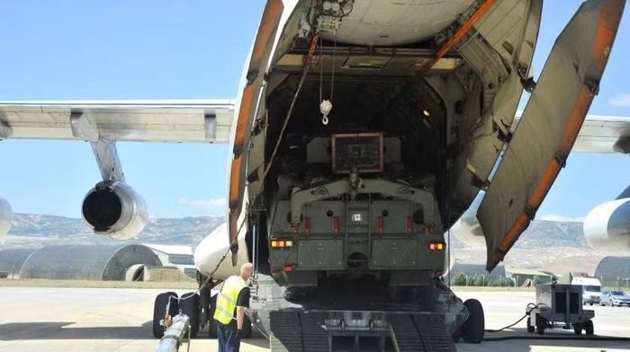 Các cuộc đàm phán giữa Thổ Nhĩ Kỳ và Mỹ về việc mua 40 tiêm kích F-35 và 40 chiếc F-16 khác đã bắt đầu từ mùa thu năm 2025. Yêu cầu chính của Washington trong các cuộc đàm phán là Ankara phải loại bỏ hệ thống phòng không S-400.
