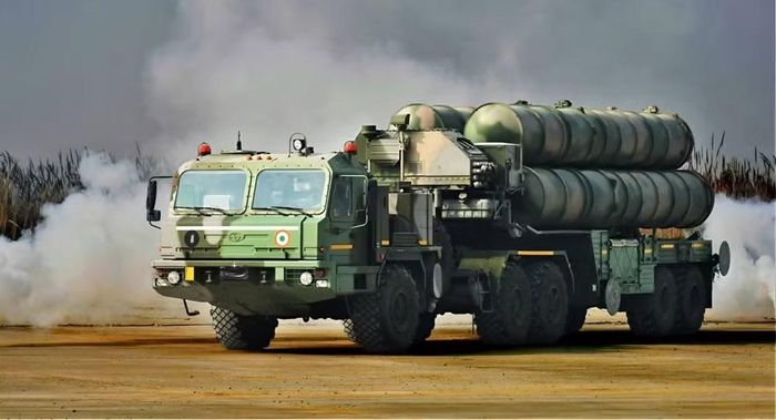 Ngoài ra còn có thông tin về một bước đi kỳ lạ, liên quan đến khả năng bán lại hệ thống S-400 cho Nga, nơi chúng có thể tăng cường sức mạnh cho Quân đội Nga, hoặc tiếp tục được xuất khẩu, ví dụ như sang Ấn Độ.