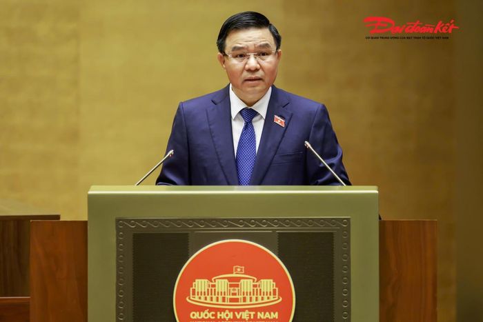 Bộ trưởng Bộ Công thương Lê Mạnh Hùng giải trình trước khi Quốc hội thông qua dự luật. Ảnh: Quang Vinh
