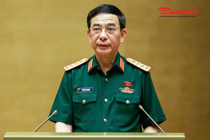 Phó Thủ tướng, Bộ trưởng Bộ Quốc phòng Phan Văn Giang báo cáo giải trình về Luật Phòng, chống phổ biến vũ khí hủy diệt hàng loạt; và Luật sửa đổi, bổ sung một số điều của 9 luật về quân sự, quốc phòng trước khi Quốc hội biểu quyết thông qua.